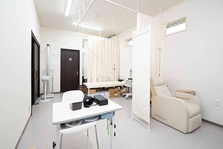 昭島リウマチ膠原病内科 昭島市 広々とした処置室。仕切りで半個室にも対応
