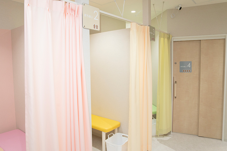 もりもとベビー＆キッズクリニック 京都市下京区 発熱などの患者に向けてのスペースも複数完備