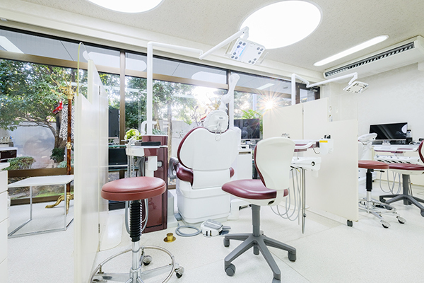 関戸歯科 名古屋市東区 広々とした庭を眺め、少しでもリラックスできるよう配慮
