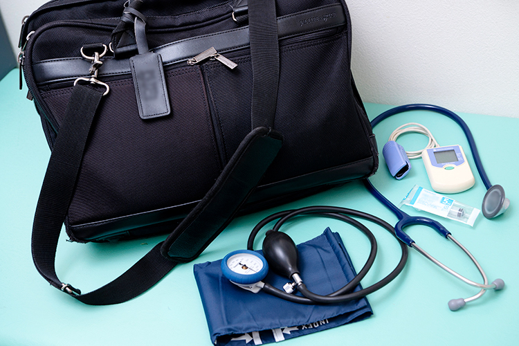 湘南茅ヶ崎よろづ診療所 茅ヶ崎市 院内治療だけでなく、訪問診療にも力を入れている