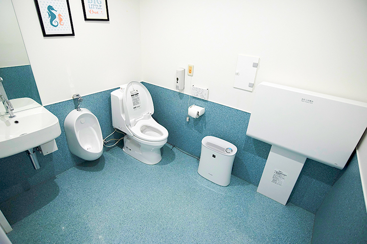 ごとう小児科アレルギー科 横浜市青葉区 おむつ替えなどがしやすいよう配慮された、広いトイレ