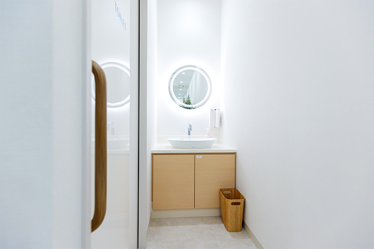 東戸塚駅前西口 おなかの窓口・内科・大腸と胃内視鏡クリニック 横浜市戸塚区 院内・トイレともにバリアフリーのため、通院しやすいのも魅力