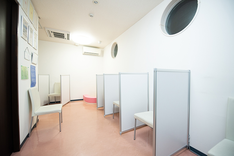 杉田クリニック 横浜市神奈川区 白を基調に感染対策も行った待合室
