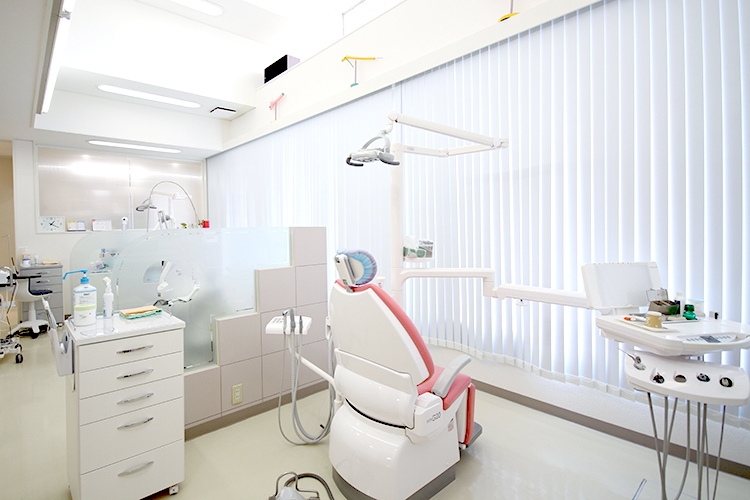 竹内歯科医院 綾歌郡宇多津町 白で統一された、清潔感のある診療室
