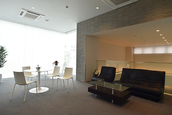 いとう眼科クリニック 芦屋市 院内2階に設置されたシックな雰囲気の待合室