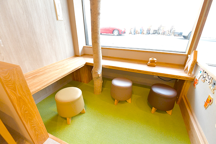 しみず耳鼻咽喉科クリニック 京都市北区 折り紙やマグネットパズルで遊べるキッズスペースを完備