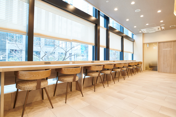 東京ARTクリニック 中央区 大きな窓から光が差し込む待合。春には桜を楽しむことができる