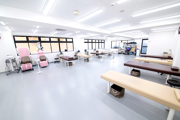 日野まつ整形外科 日野市 リハビリテーション室ではニーズに応えるため多様な機器を完備