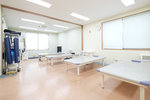 にしあらい整形外科 足立区 光が差し込み、明るく広々としたリハビリテーション室