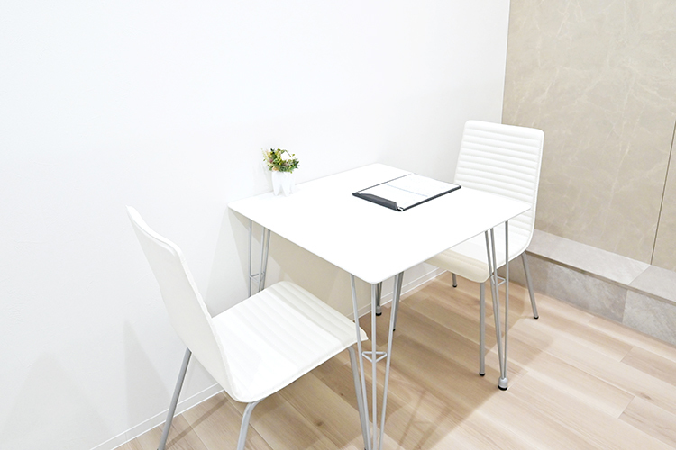 楠原デンタルクリニック 奈良市 カウンセリングルームにてホワイトニングの説明や相談を行う