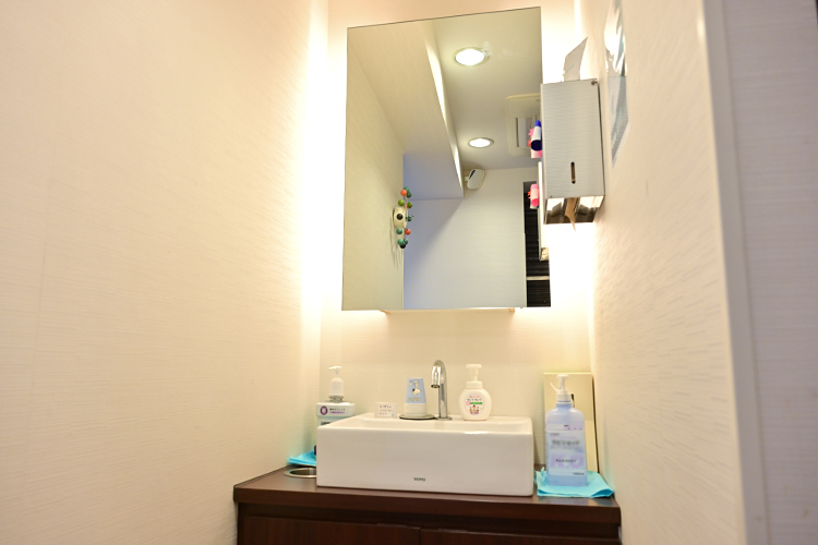 府中駅前歯科 府中市 治療前の準備や身なりを整えられる洗面スペース