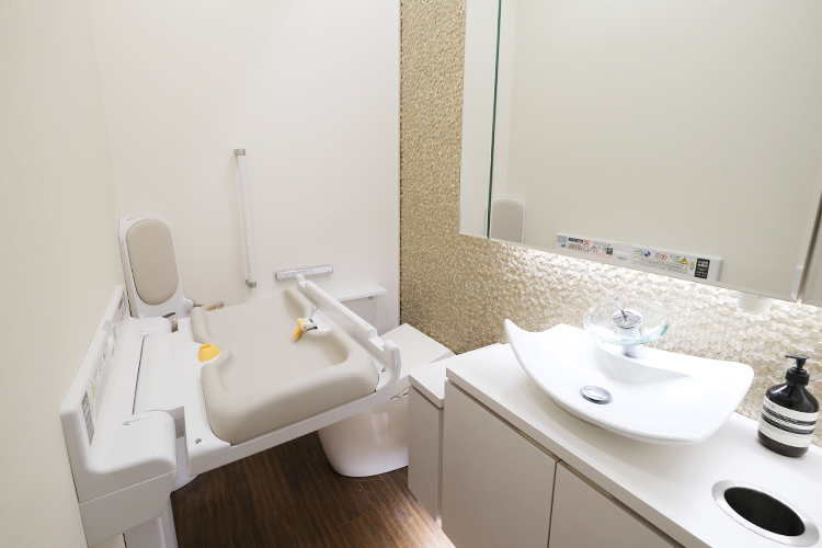 三鷹エシカル歯科 三鷹市 トイレにはおむつ交換用のベビーシートを設置