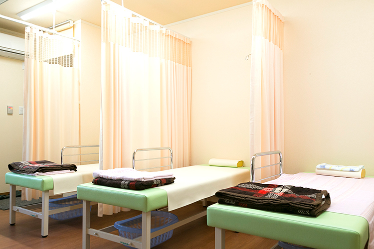 きむら内科外科クリニック 川口市 広々とした処置室。各種機器がそろえられている