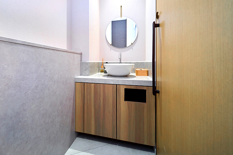 東新宿あらい内科クリニック 新宿区 きれいなパウダールームも備える