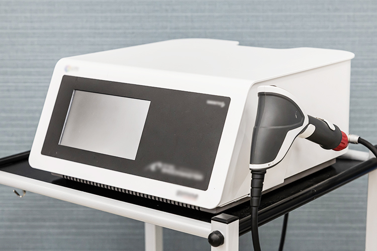 にしぎふ整形外科リハビリクリニック 岐阜市 圧力波治療器など先進な機器を導入し、リハビリにも力を入れる