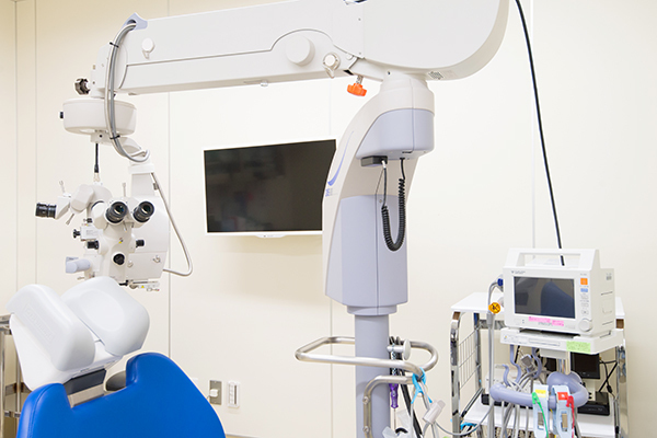 ふくなが眼科 高槻市 家族用の見学窓があり、手術を見学できる