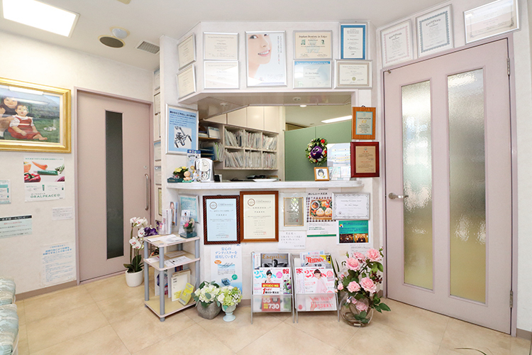 なかや歯科 大阪市都島区 明るい受付。院内づくりにも院長のこだわりが感じられる