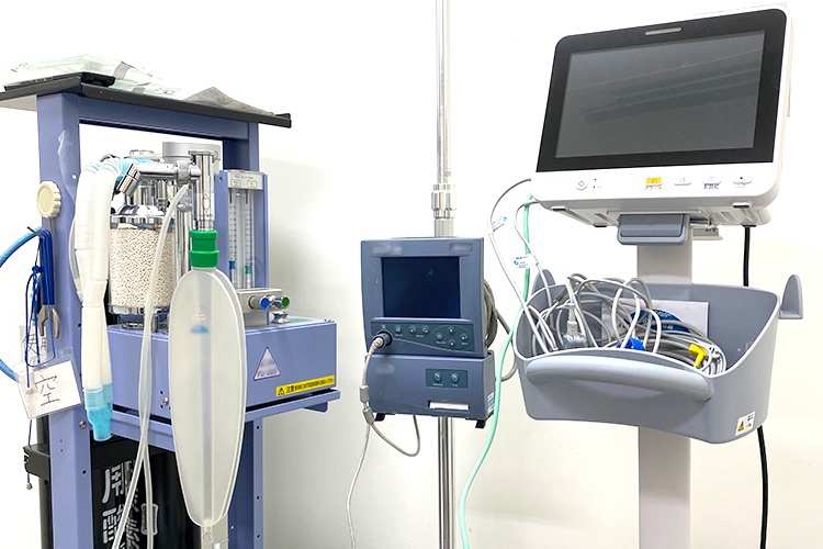 友生歯科医院 横浜市磯子区 静脈内鎮静法では麻酔専門の歯科医師が血圧や心電図をチェック