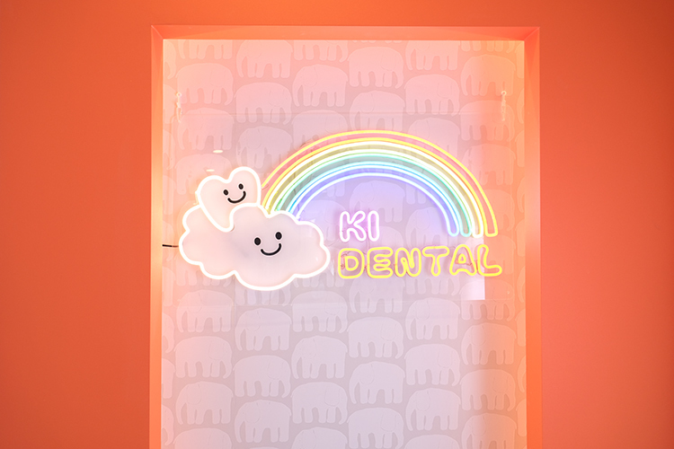 KI歯科・矯正歯科 平井 江戸川区 ネオンの飾りには、お笑い芸人がデザインしたというエピソードも