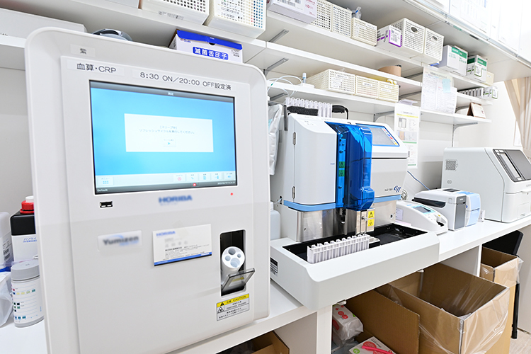 一之江ファミリークリニック 江戸川区 骨粗しょう症検査や血管年齢検査のための機器も備える