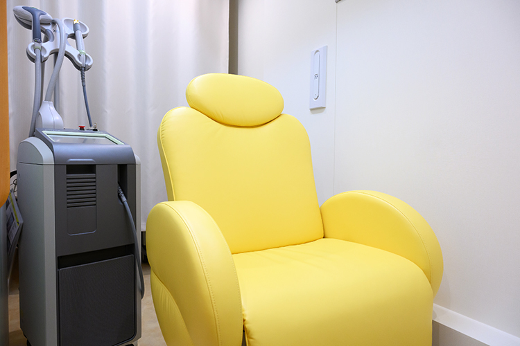 南青山マイコ形成外科・皮フ科 港区 インテリアは黄色と水色を中心にまとめ、明るい雰囲気に