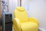 南青山マイコ形成外科・皮フ科 港区 インテリアは黄色と水色を中心にまとめ、明るい雰囲気に