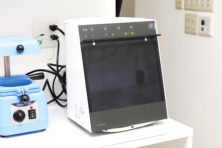 かわもとえがおのファミリー歯科 大阪市西区 高圧蒸気滅菌器を使用し、感染症対策を徹底