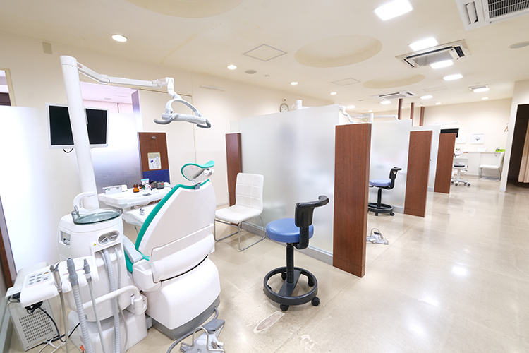 岡田歯科医院 豊中市 診察スペースは半個室となっており、患者のプライバシーにも配慮