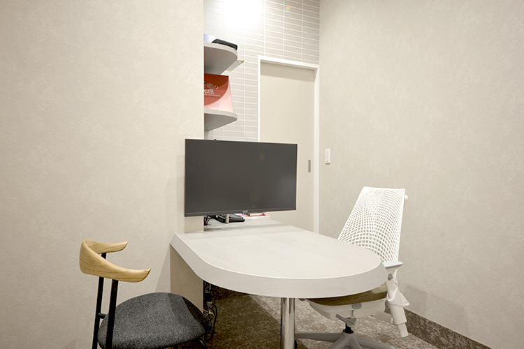 はまもと歯科クリニック 広島市中区 個室のカウンセリングルームにはモニターが設置されている