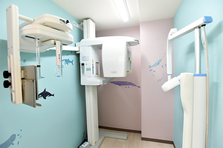 岡部こども歯科医院 八王子市 壁にかわいらしいイラストが描かれた検査室