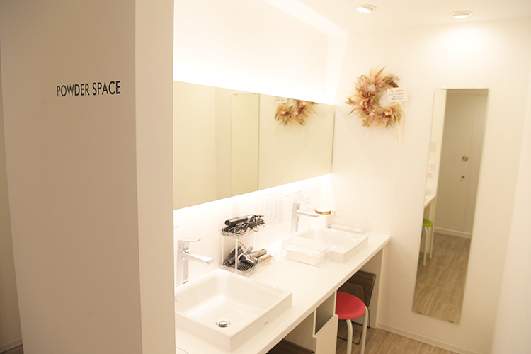 赤坂駅前ぴぶ皮膚科 港区 メイク直しのためのきれいなパウダールームも備える