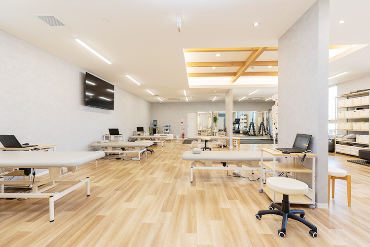 アスレティックス整形外科肩膝スポーツクリニック 八尾市 広々としたリハビリ室。運動器リハビリに特化している