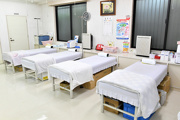 松下医院 大阪市福島区 清潔感のある、点滴用ベッド