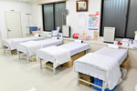 松下医院 大阪市福島区 清潔感のある、点滴用ベッド