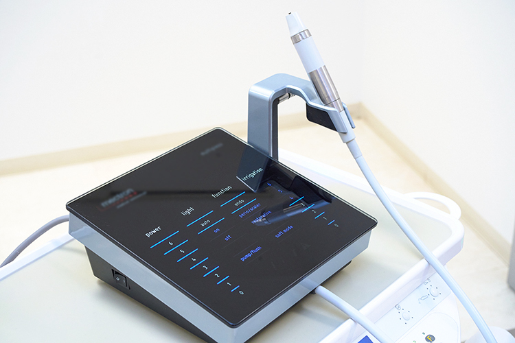 中野新橋デンタルクリニック 中野区 3次元超音波振動を用いて骨や歯のみを精密に削る手術機器