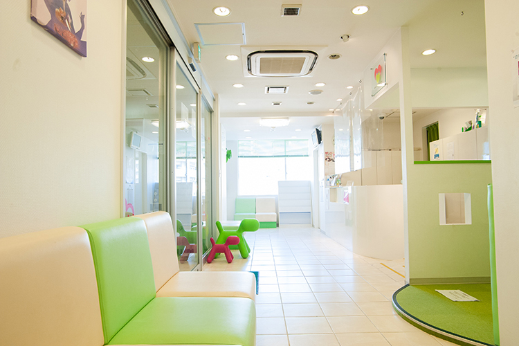 ハート歯科クリニック 足立区 プライバシーに配慮し、診察台はパーティションで仕切っている