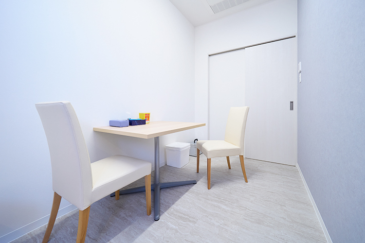 つばめメンタルクリニック千歳船橋 世田谷区 落ち着いた雰囲気のカウンセリング室