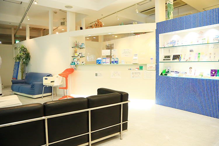 花園歯科新潟駅前診療所 新潟市中央区 ソーシャルディスタンスも意識した造りの待合スペース