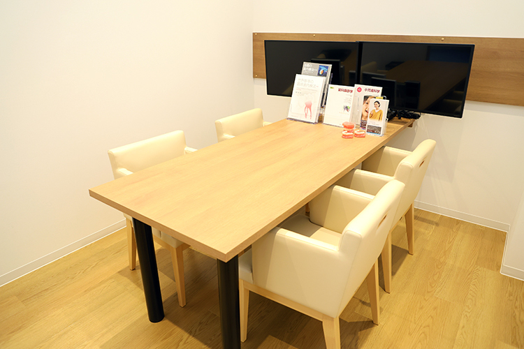 八幡駅前歯科・矯正歯科 北九州市八幡東区 カウンセリングルームを備えており、丁寧な説明が受けられる