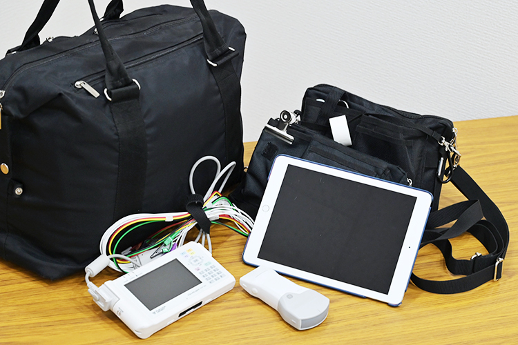Kクリニック 豊中市 心電図やエコーなど、ポータブル機器も取り揃えている