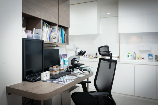 小田ひ尿器科・ふみこ皮フ科 松山市 白が基調の清潔感がある皮膚科診察室。小田富美子先生による診療