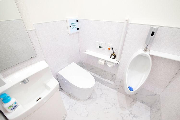 名和内科クリニック 品川区 トイレを広めに設計するなど患者への配慮がなされている