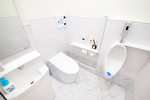 名和内科クリニック 品川区 トイレを広めに設計するなど患者への配慮がなされている
