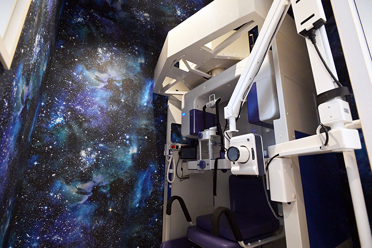 つばめデンタルクリニック川西 川西市 エックス線室は閉塞感の少ない楽しい雰囲気にしている