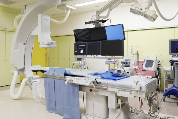 よつば循環器科クリニック 松山市 総合病院レベルの心臓カテーテル室が2室備わっている