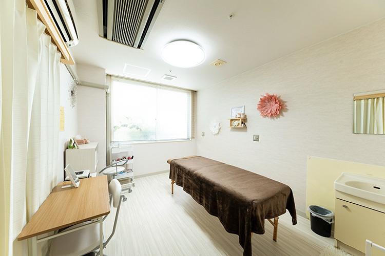 岩崎内科 松山市 閉塞感のない処置室