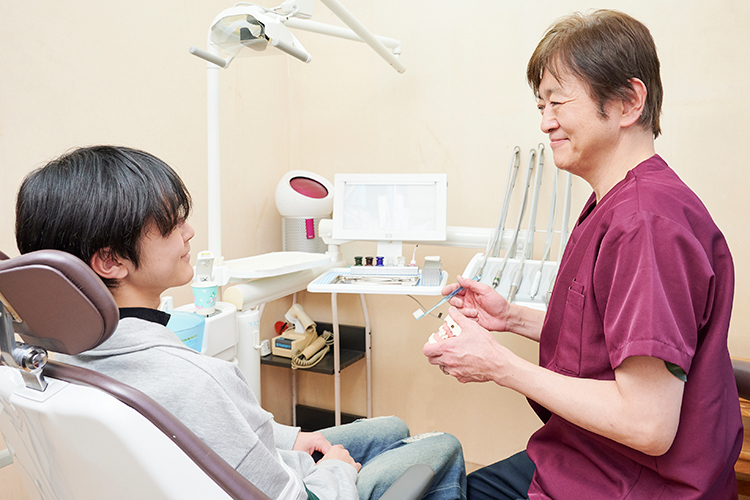 宮下歯科クリニック 中野区 模型も活用しながら、優しく丁寧に歯磨きを指導