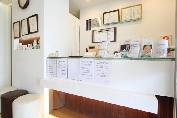 氷川デンタルクリニック 草加市 日差しが降り注ぐ受付。笑顔のスタッフが応対してくれる