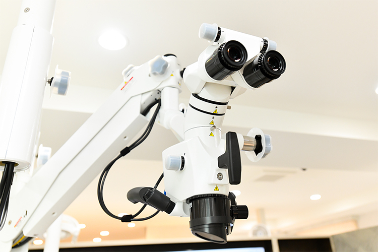 東京神楽坂歯科 新宿区 マイクロスコープを駆使し精密な治療につなげている