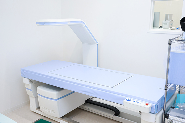 かすや整形外科・骨粗しょう症クリニック 高槻市 骨塩定量測定機も備えている